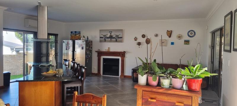 6 Bedroom Property for Sale in Outeniqua Strand Western Cape